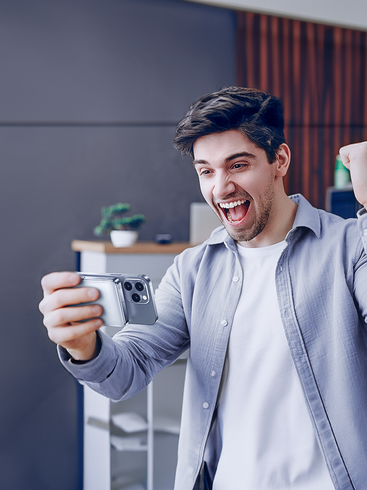 Magnetic Wireless Power Bank: Watch the Game Freely, Cheer Non-stop!